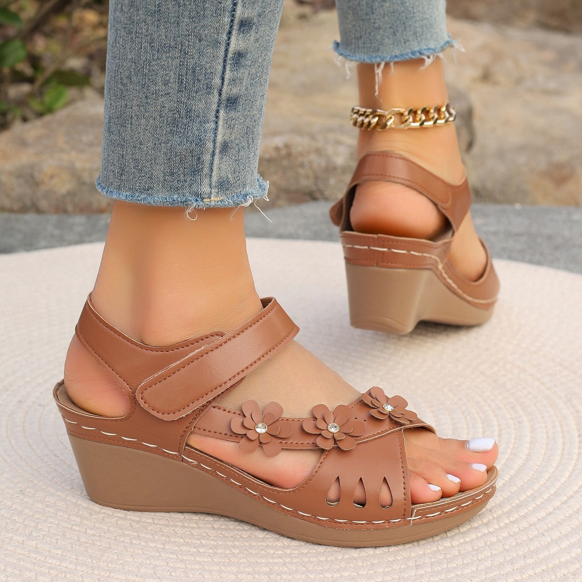 Sandalias adornadas con flores
