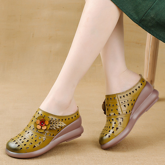 Zapatillas de cuero huecas con flores