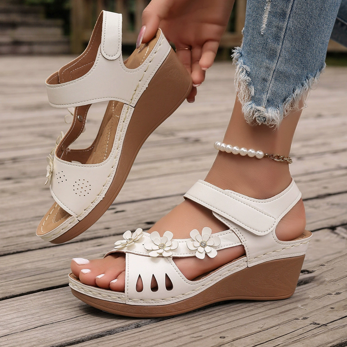 Sandalias adornadas con flores