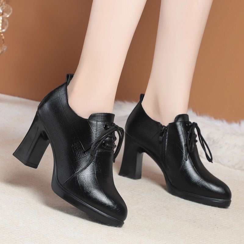 Tacones altos con cordones