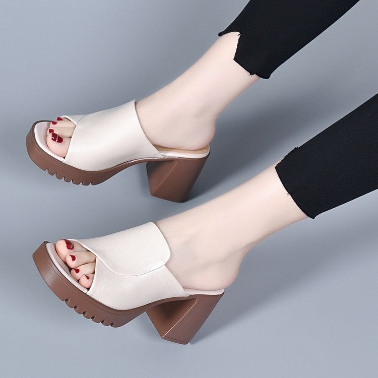 Tacones altos con forma de boca de pez