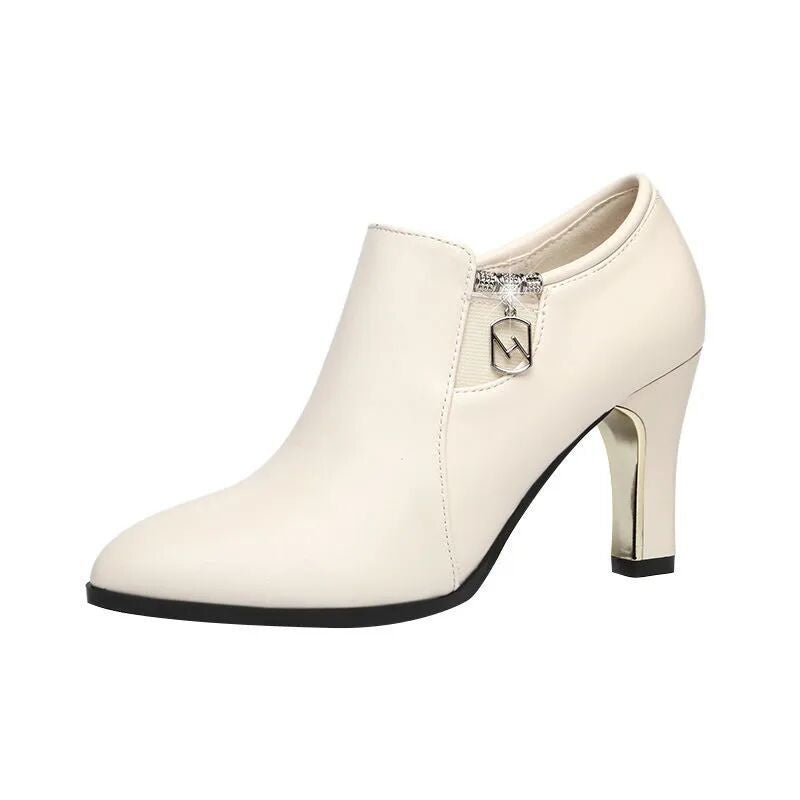 Tacones altos con incrustaciones de diamantes