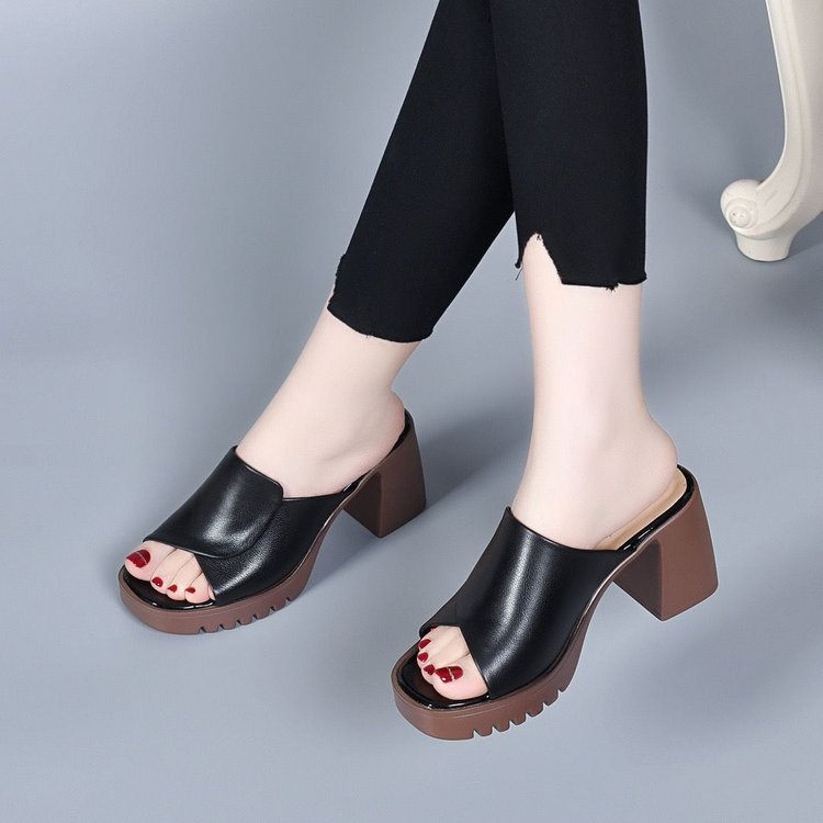 Tacones altos con forma de boca de pez