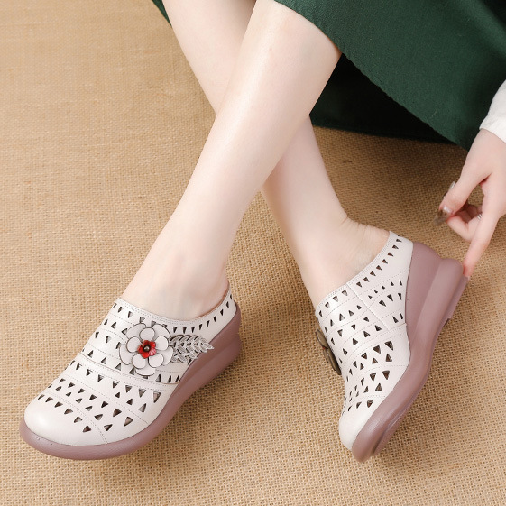 Zapatillas de cuero huecas con flores