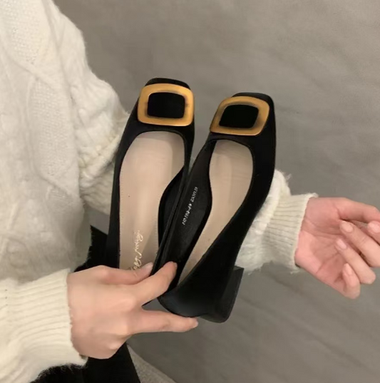 los zapatos de madre cuero pequeños