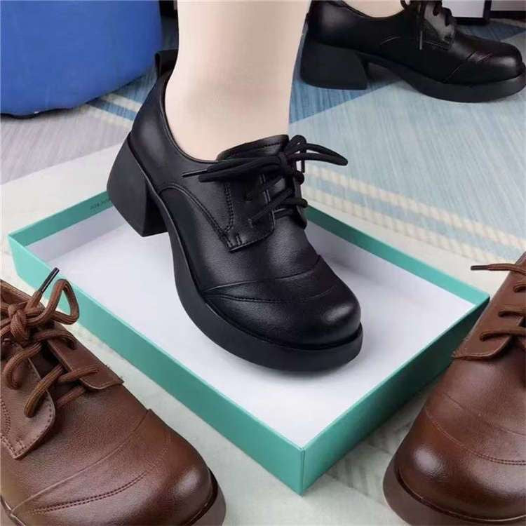 Zapatos de piel cómodos con suela blanda