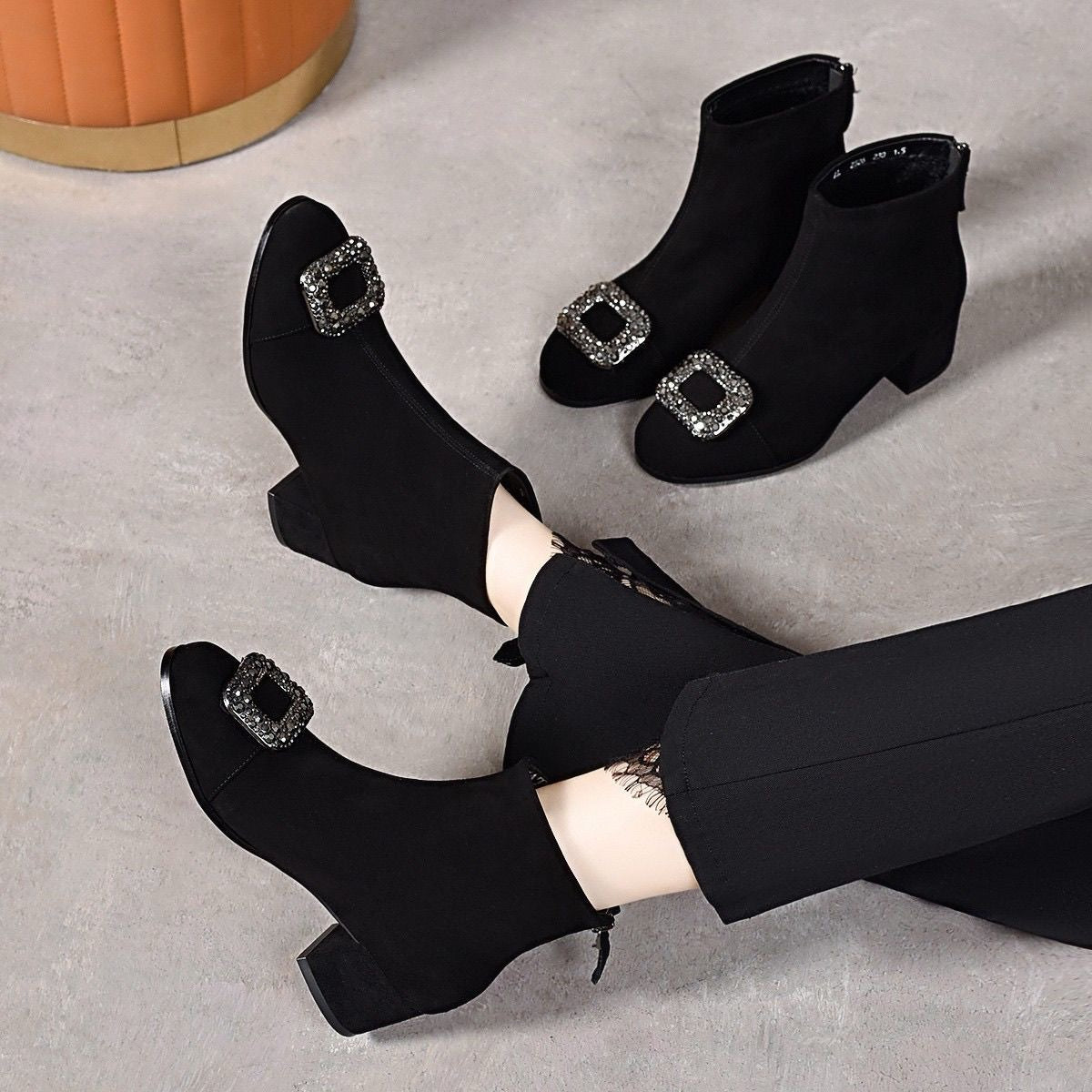 Botas de piel con tacón cuadrado y elástico