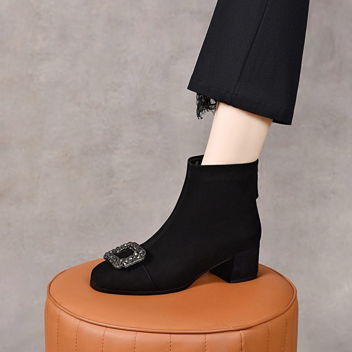 Botas de piel con tacón cuadrado y elástico